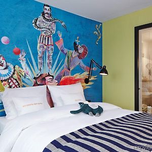 Quarto médio com cama king